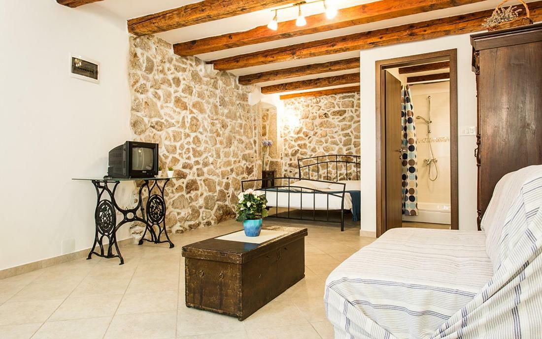 Apartment & Room Antonio Vrbnik Ngoại thất bức ảnh